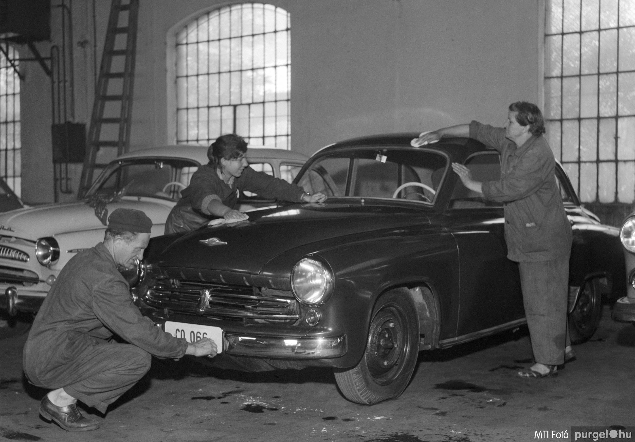 Lottó nyeremény autó átadása. Budapest, 1957. július 26.